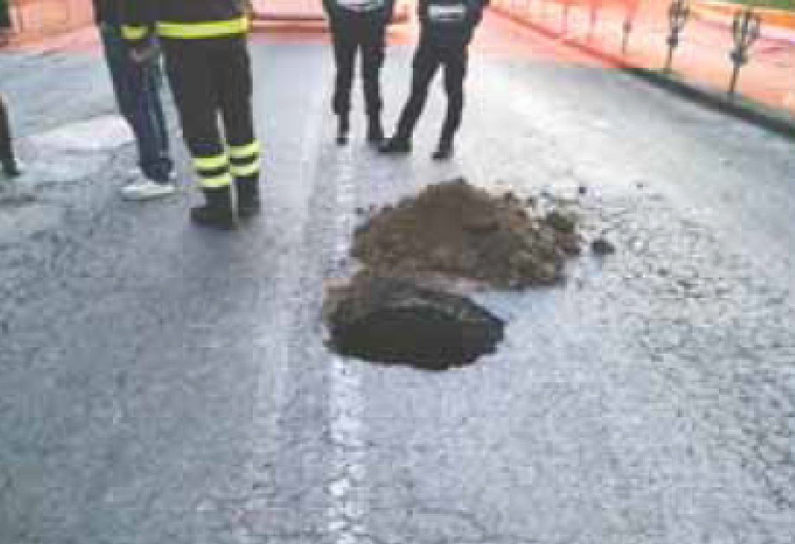 Voragine in via Manzoni, strada chiusa