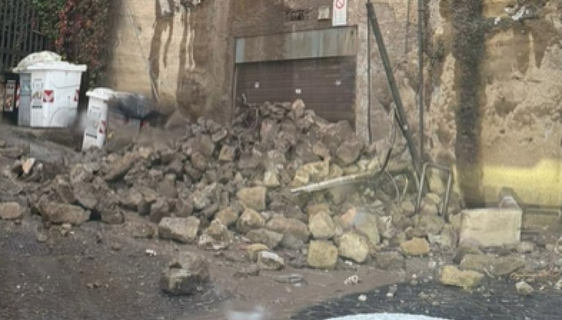 Piogge forti, crolla parte di costone a Posillipo