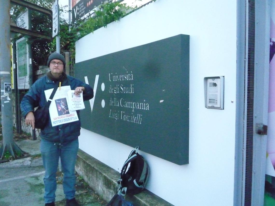 Distribuiva volantini, allontanato dall'ingresso dell'Università