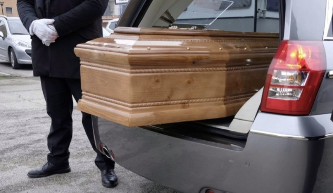 «Ufficio decessi chiuso, a Napoli vietato morire a Natale e Capodanno»