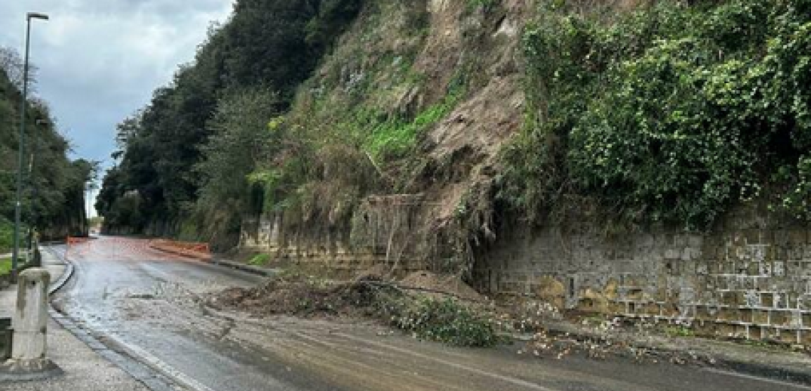 Maltempo in città tra smottamento, alberi crollati e cedimento strada