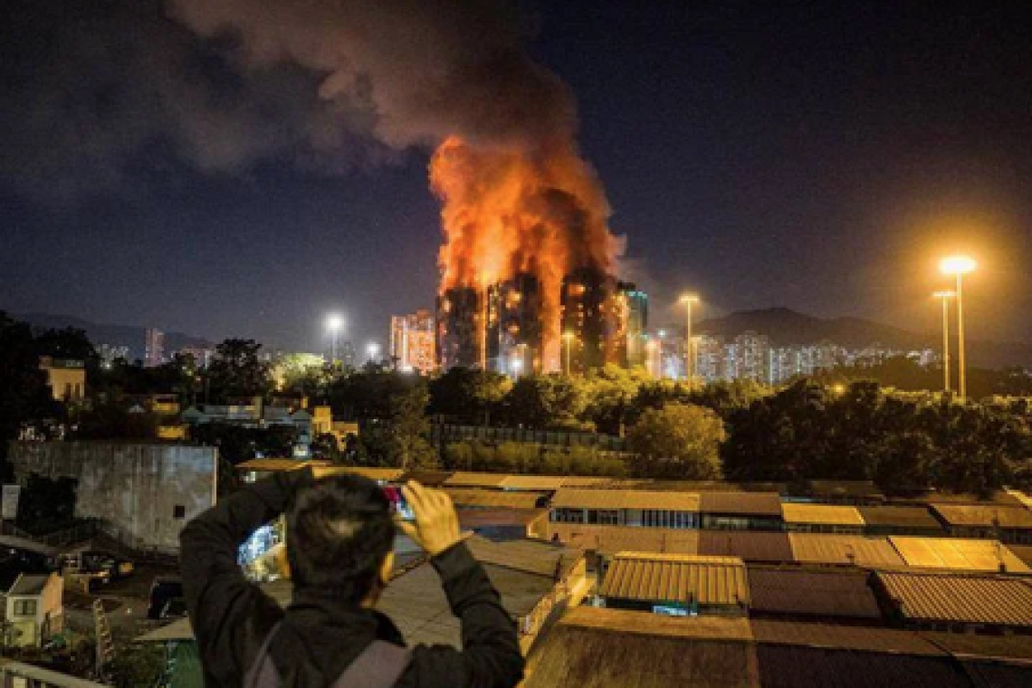 Inferno di fuoco ad Hong Kong, almeno 36 morti e centinaia di dispersi