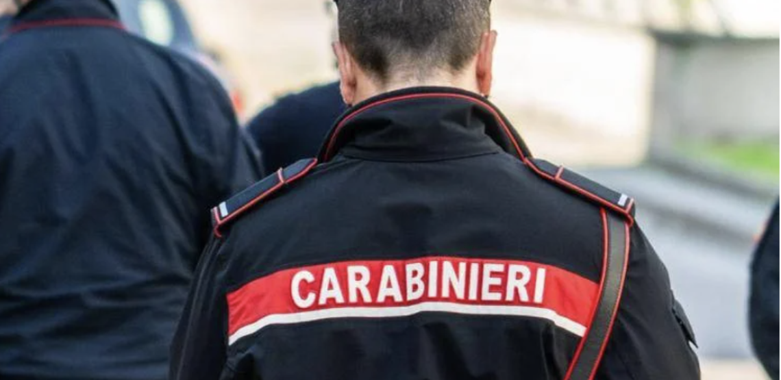 Violentata fuori da un locale del centro