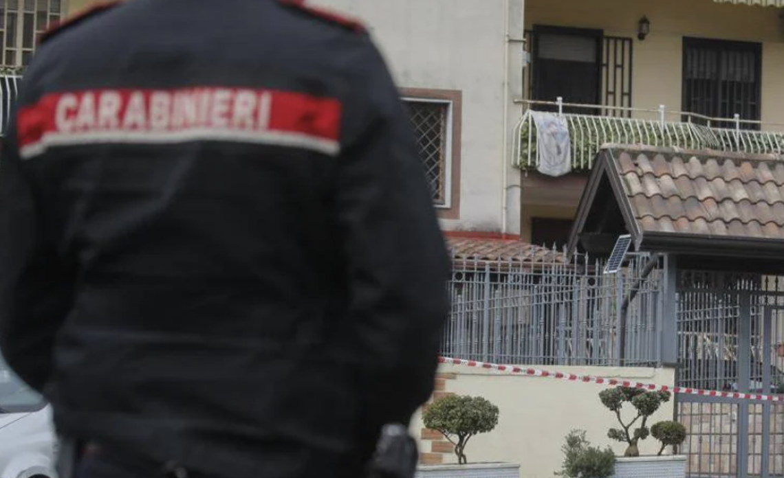 Marito e moglie trovati morti in casa con ferite da coltello