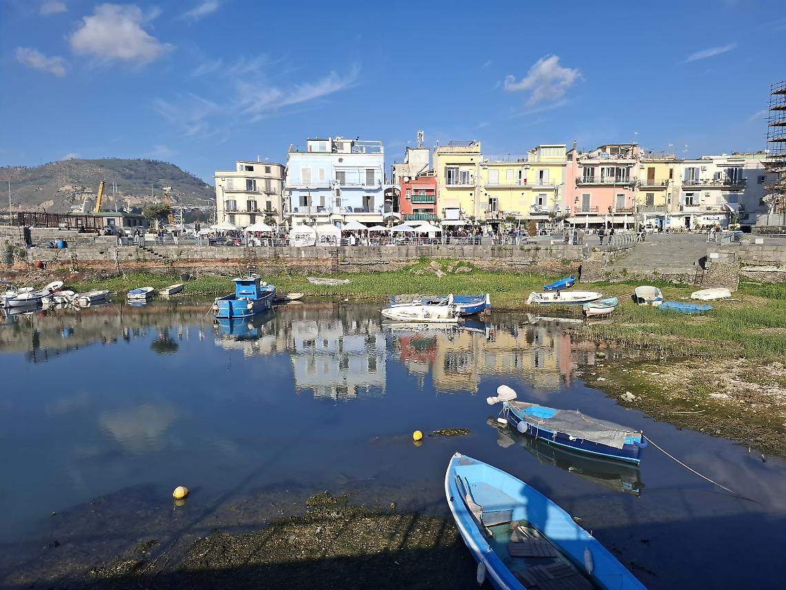 Duemila fiori nella Darsena di Pozzuoli