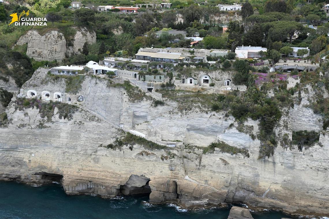 Gravi violazioni ambientali, sequestrato maxi resort a Ischia