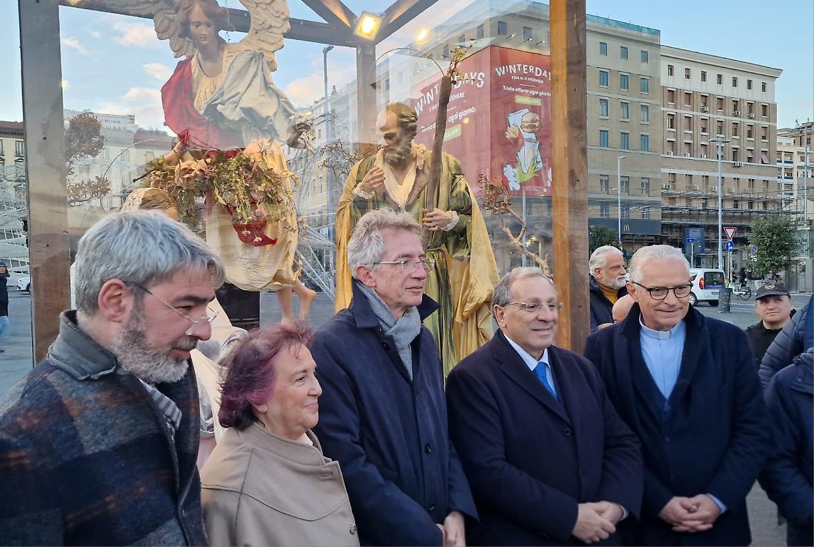 A piazza Municipio la Natività a grandezza naturale