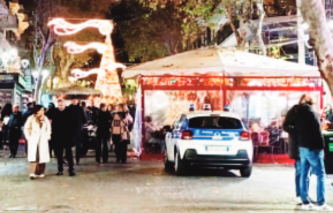 Gazebo al Vomero, blitz dei vigili urbani