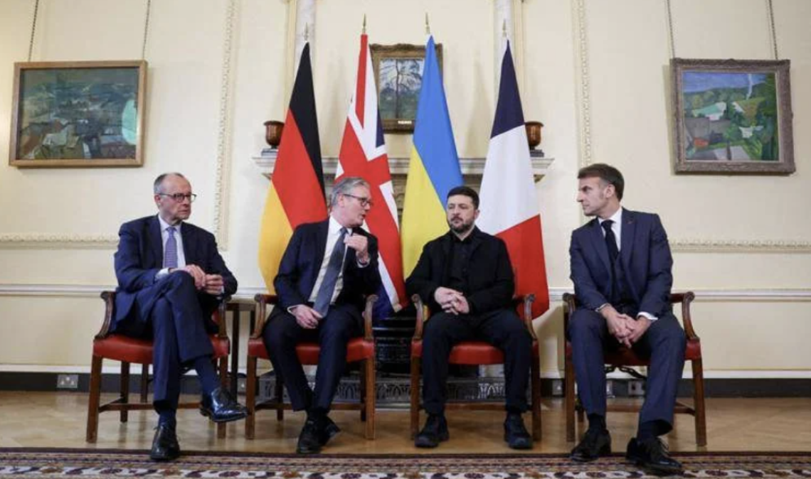 Zelensky vede Starmer, Macron e Merz: domani da Meloni. Trump: «Deluso da lui»