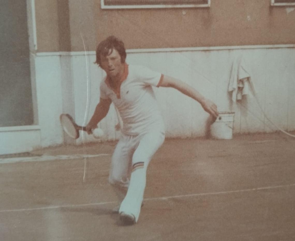 Casoria abbraccia la memoria di Giovanni Ferrara: il Tennis Club lo celebra con il cuore, tra ricordi, famiglia e campioni