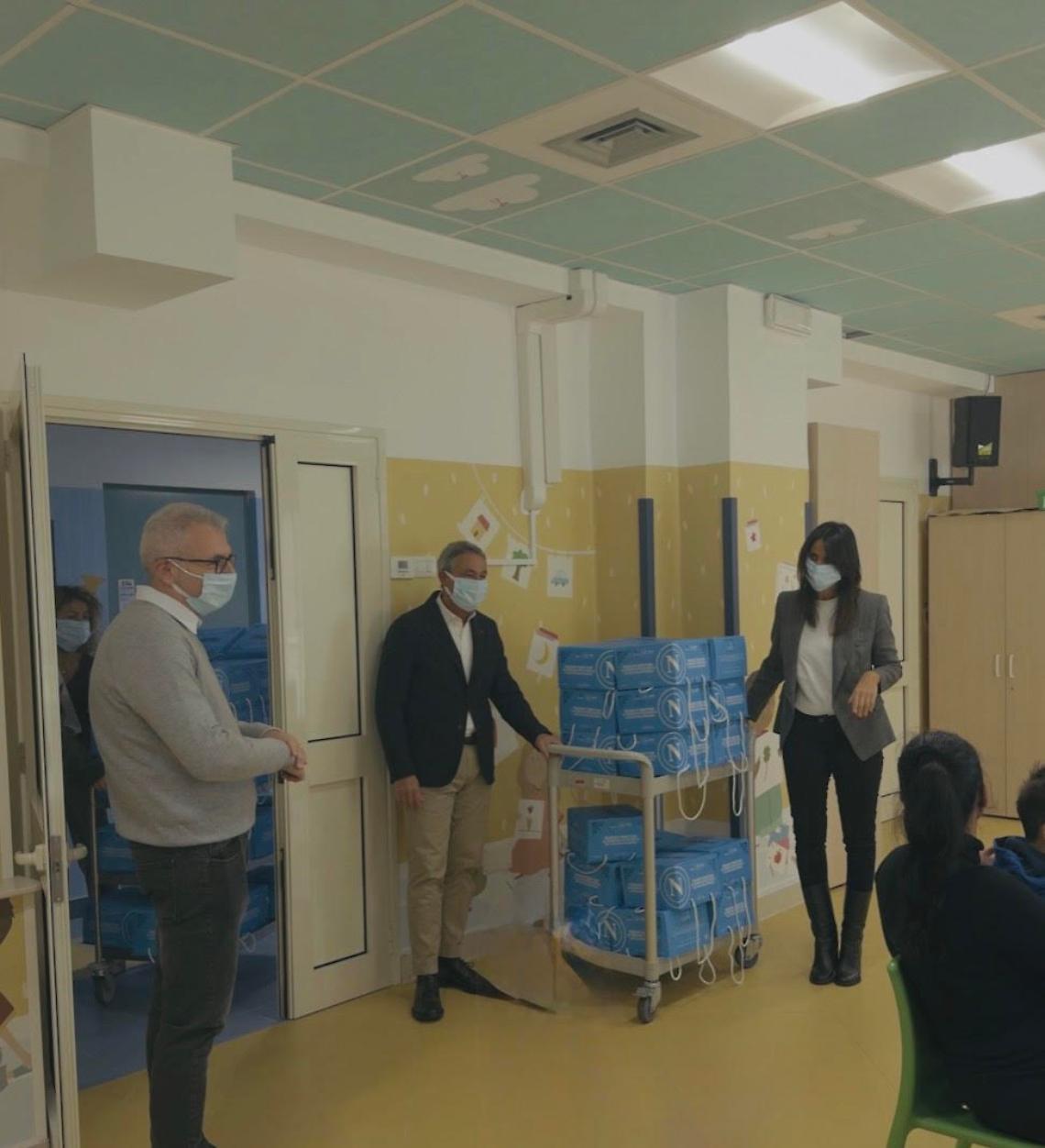 Espresso dona i panettoni del Napoli ai bambini del Santobono