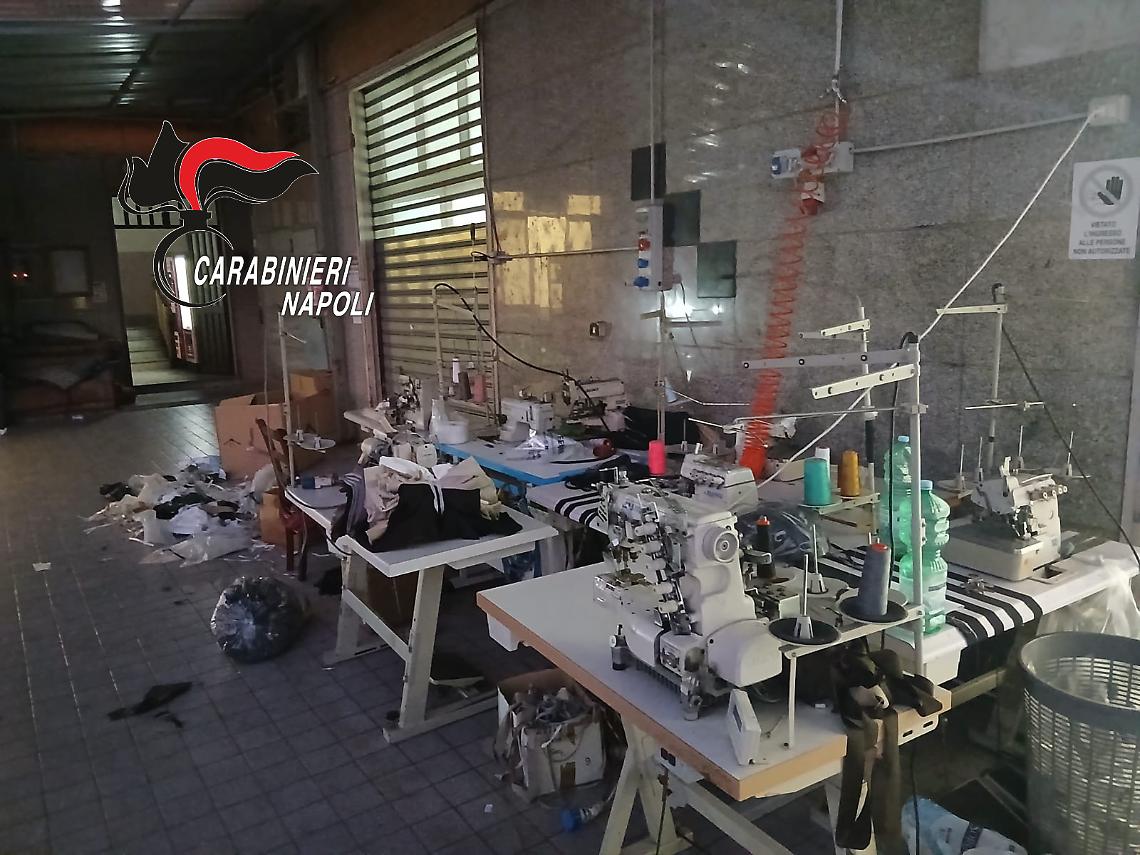 Scoperta fabbrica abusiva con “dormitorio”: 11 denunciati