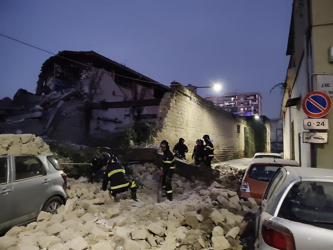 Crolla un vecchio muro di cinta, danneggiate auto in sosta