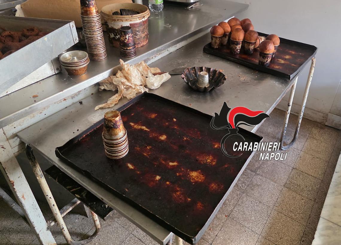 Bar illuminato con corrente rubata e alimenti mal conservati, arrestato titolare