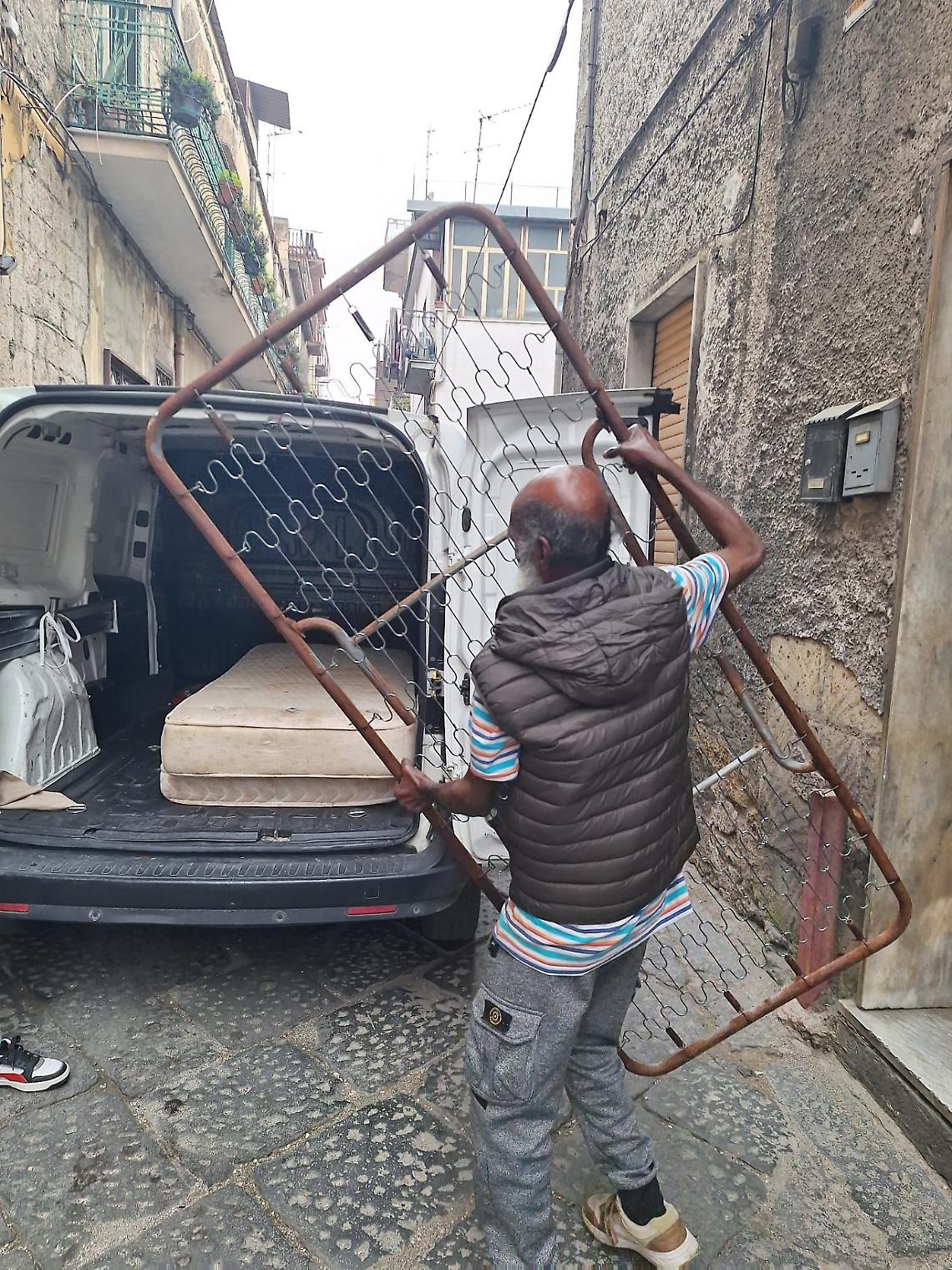 Stop al sovraffollamento: cittadini bengalesi si adeguano spontaneamente alle norme di sicurezza