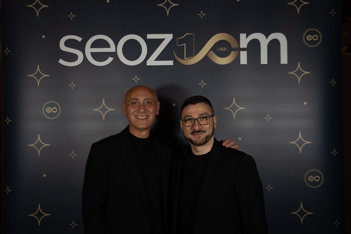 Successo per i 10 anni di SEOZoom: l'eccellenza tech 'nata a Napoli' lancia l'Osservatorio nazionale e la suite AI ufficiale davanti a pi&ugrave; di 70 professionisti