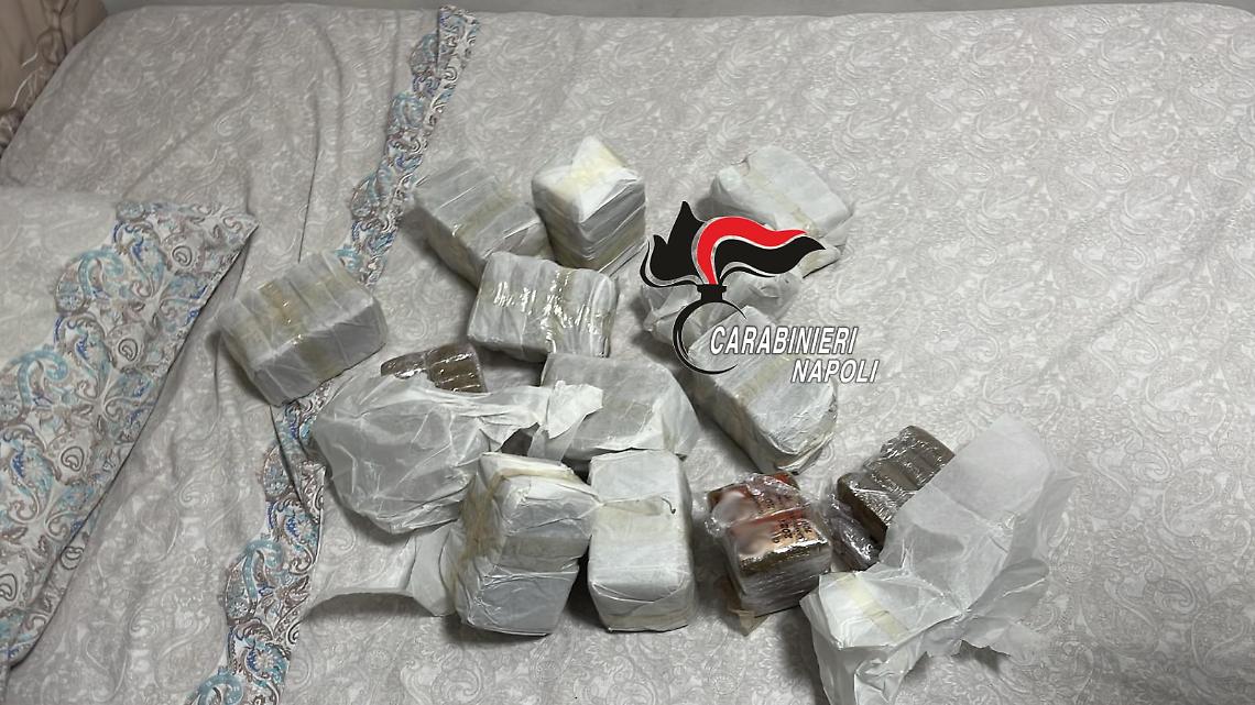 Blitz antidroga, in casa 13 chili di hashish: arrestata