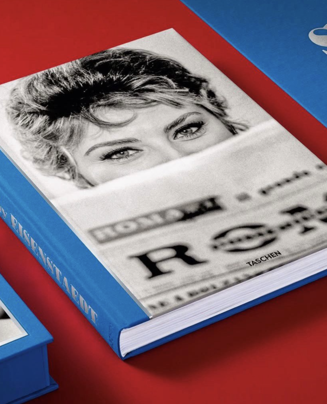 Sophia che legge il Roma, lo scatto iconico in copertina sull'ultimo omaggio alla diva