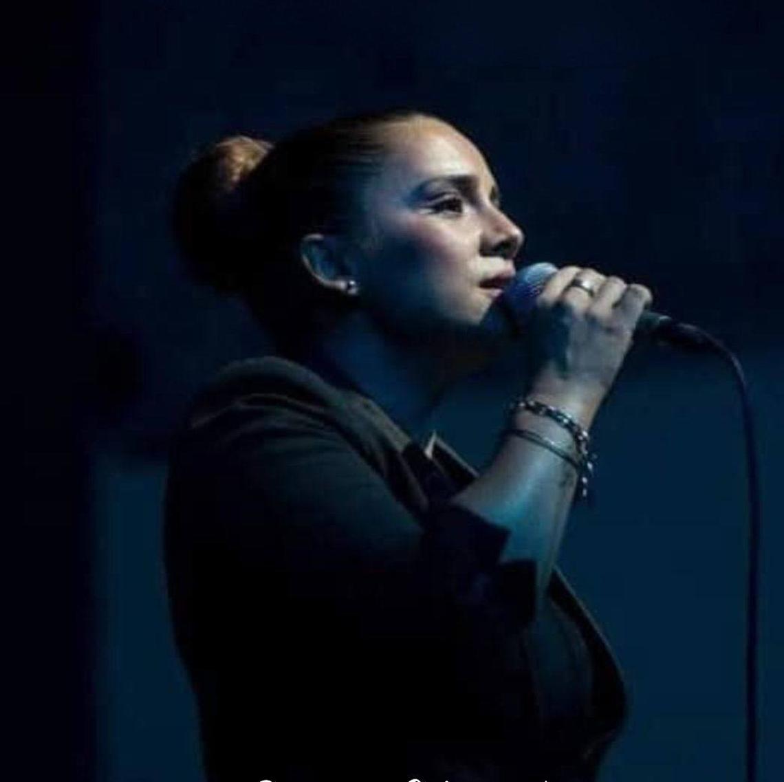 Rosa Chiodo canta la nuova versione di Scalinatella