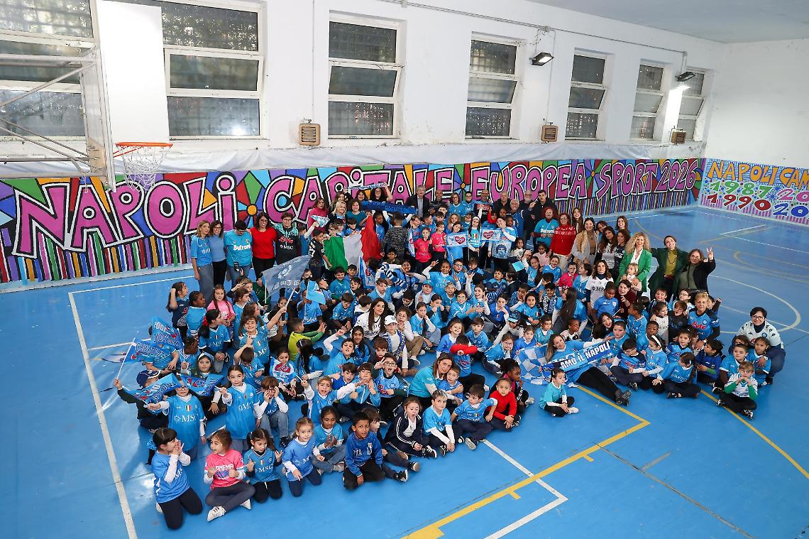 Alessandro Ciambrone, il maestro del murale da Guinness omaggia i 2500 anni di Napoli coinvolgendo 40mila studenti della Campania