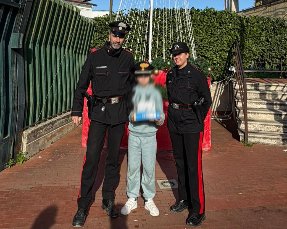 Bambino vende libri e disegni per comprare regalo di Natale a sorellina