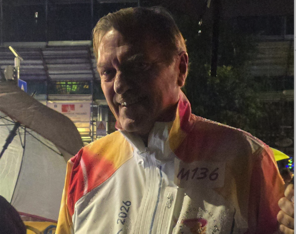 Torcia olimpica: il Principe Carlo di Borbone atleta anche sotto la pioggia