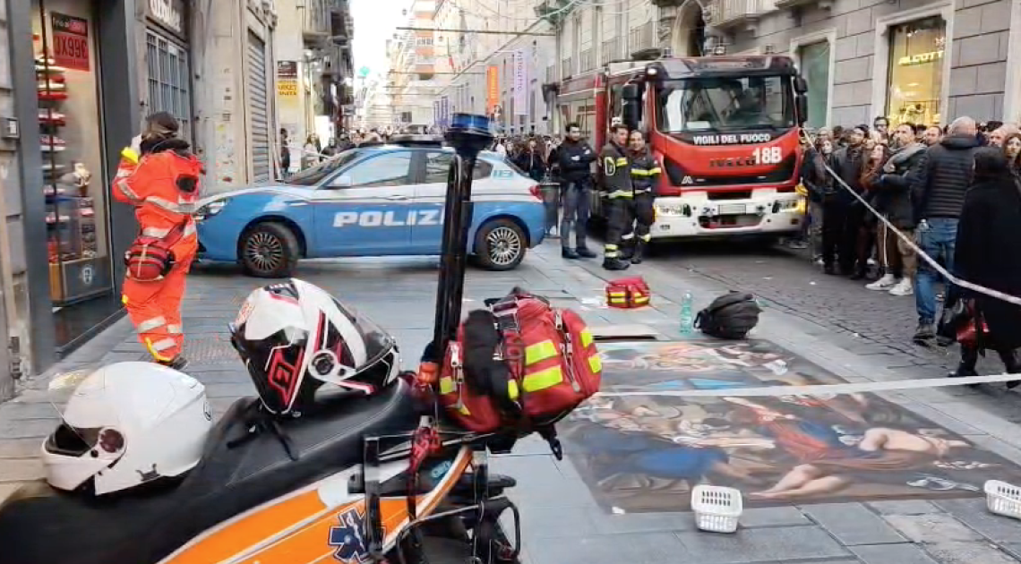 Cadono calcinacci a via Toledo, due donne in ospedale