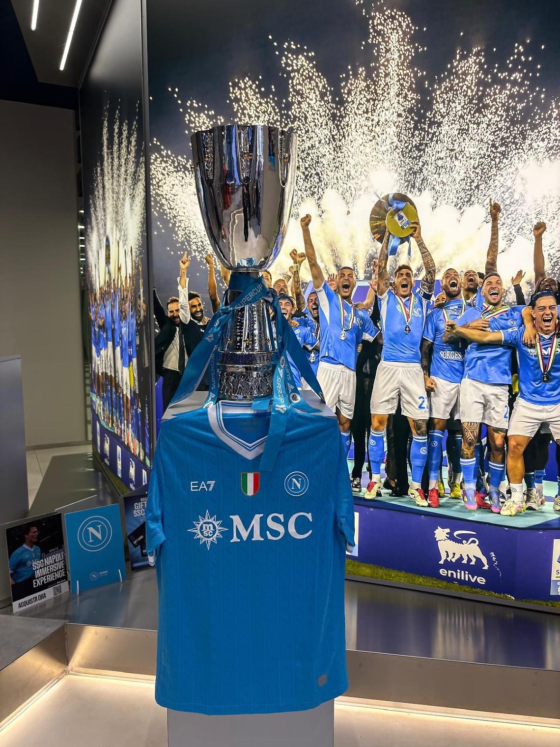 La Supercoppa esposta per i tifosi