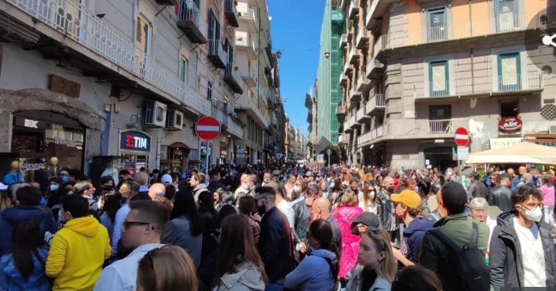 Napoli 2500: una medaglia di una citt&agrave; a due facce