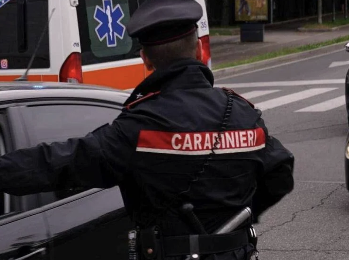 Giovane donna trovata morta in cortile