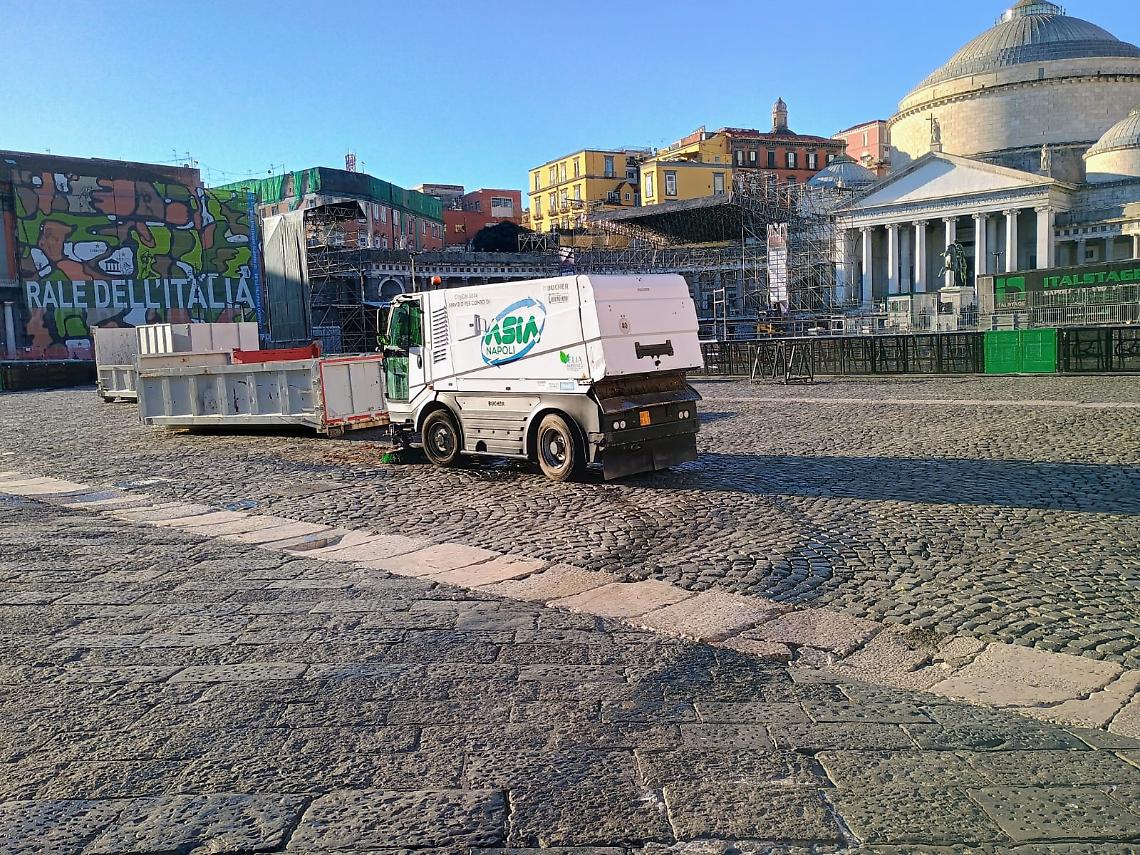 Capodanno a Napoli, rimosse 600 tonnellate di rifiuti