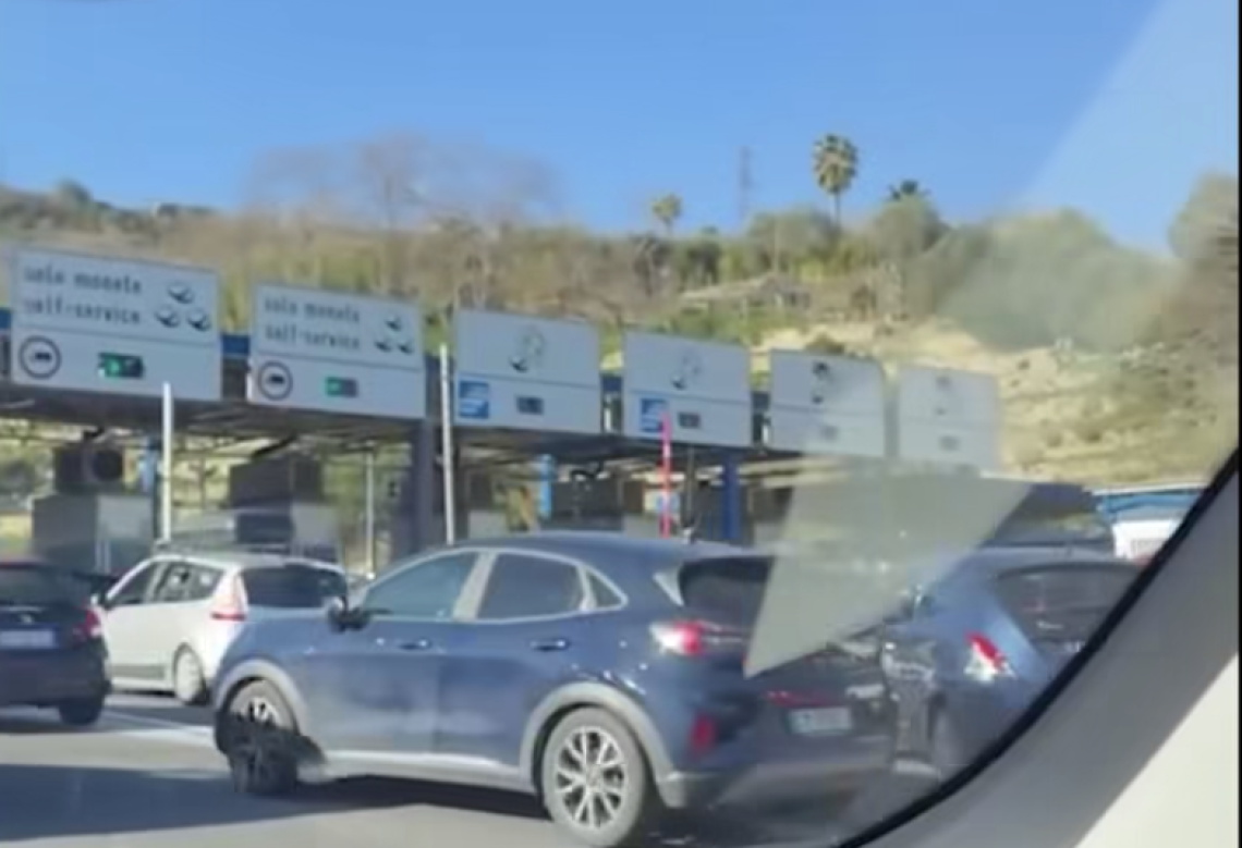 Tangenziale di Napoli, scatta l'aumento del pedaggio: code ai caselli
