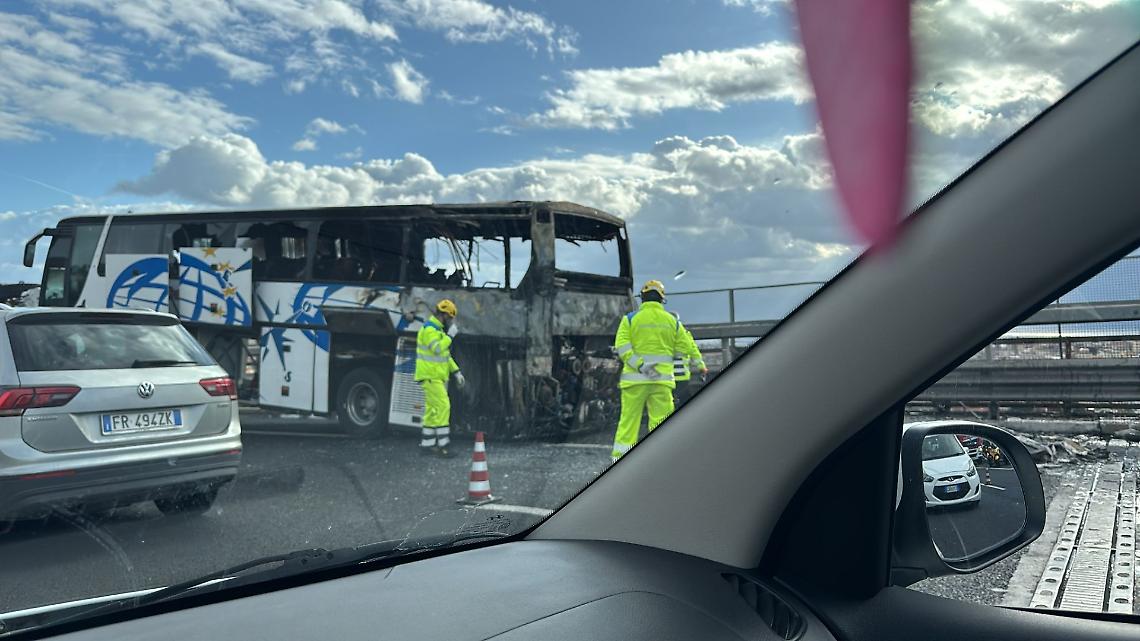 Pullman turistico in fiamme sulla Tangenziale, traffico in tilt