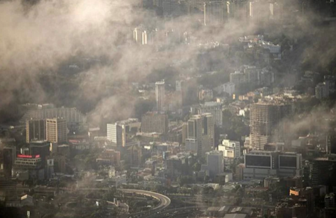 Forti esplosioni a Caracas e sorvolo di aerei