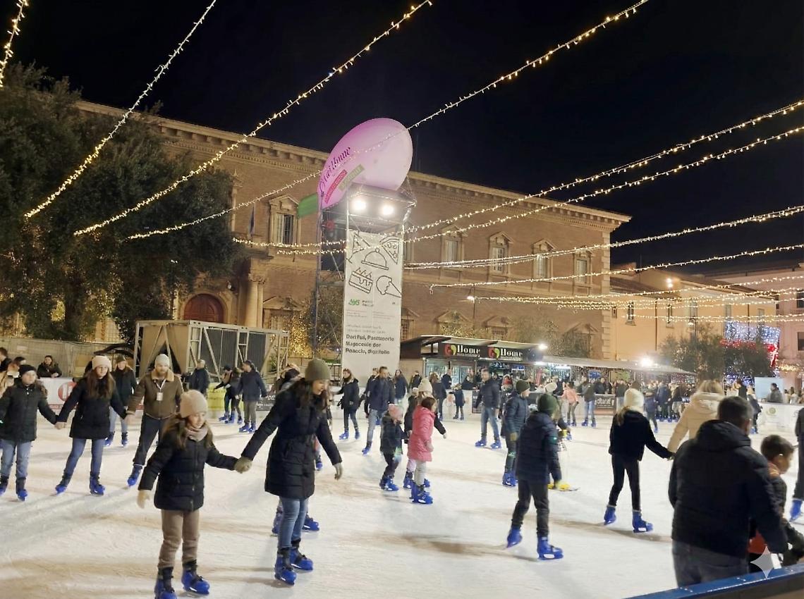 Pista di ghiaccio in piazza Roma, bilancio positivo per l'affluenza