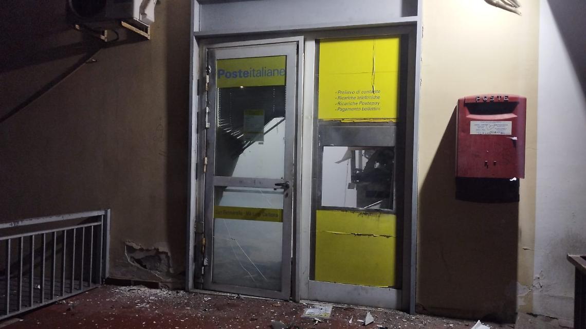 Fanno esplodere atm delle poste ma non riescono a portarlo via