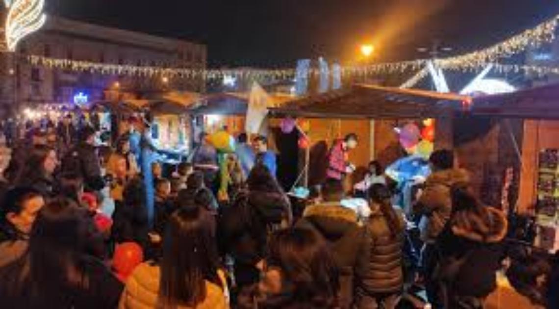 Festa della Befana, grande folla a piazza Mercato