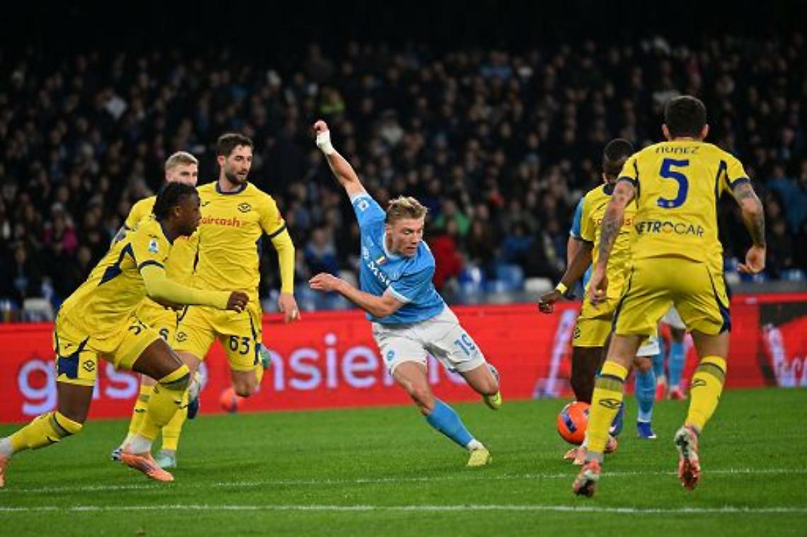 L'arbitro rallenta la corsa del Napoli: col Verona &egrave; 2-2