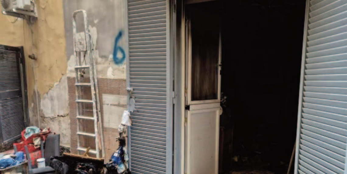 Incendio in un basso ai Quartieri, Rocky d&agrave; l&rsquo;allarme e salva tutti