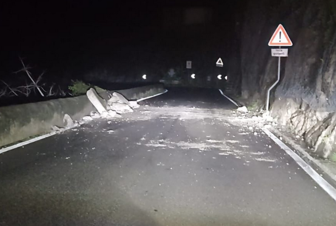 Cede parte di un muro, Statale off liits