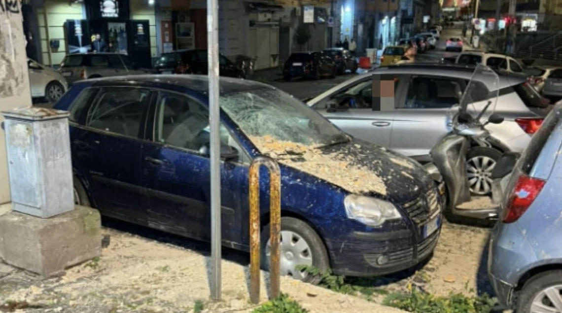 Crollano calcinacci e cede una strada: il Vomero si scopre fragile