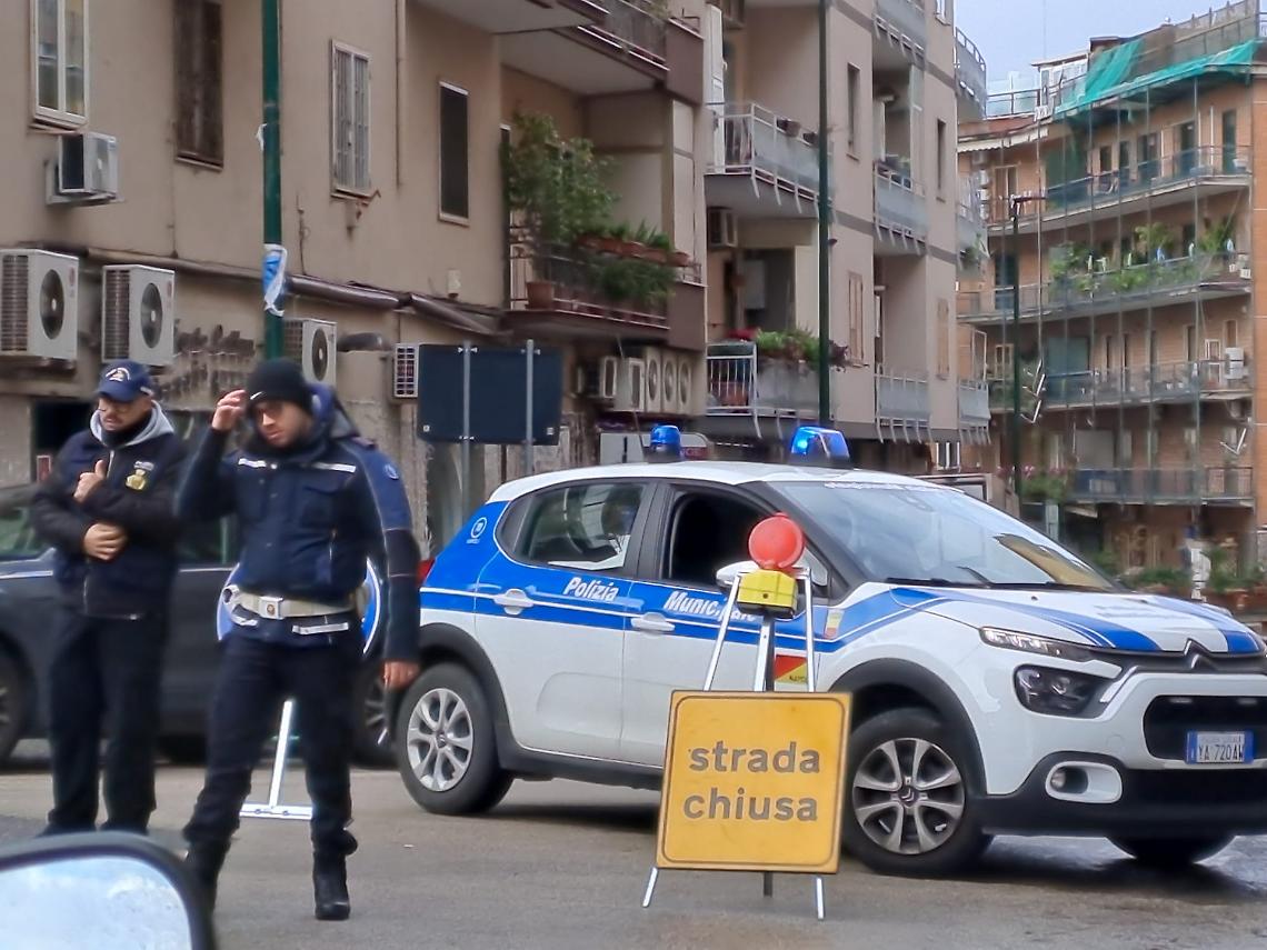 Cede la strada in via Caravaggio, traffico in tilt