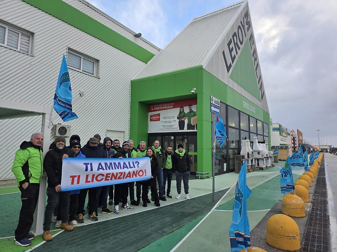 Licenziate dopo assenze per malattia, sciopero con presidio