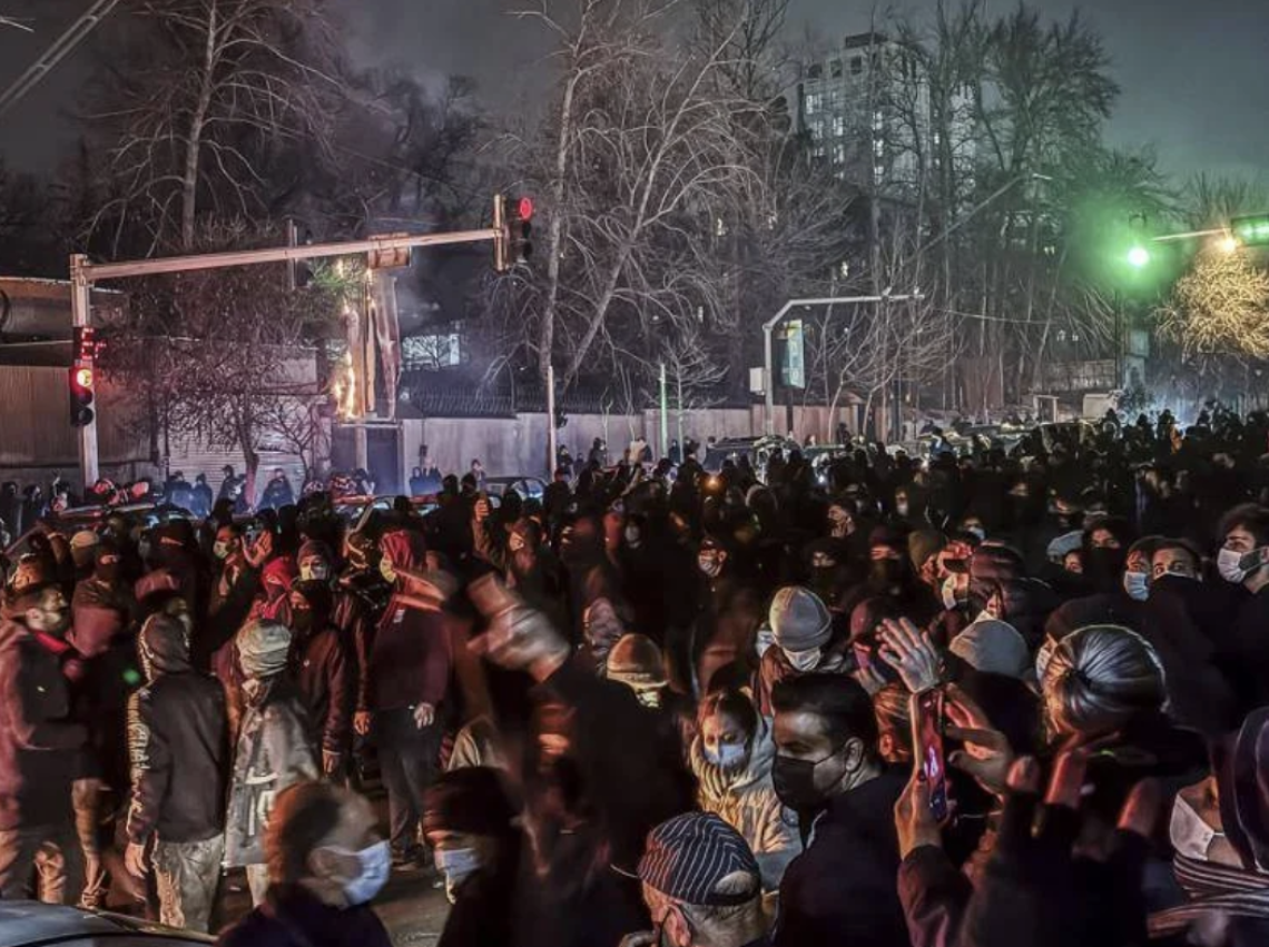 Proteste Iran, &laquo;2000 morti nelle manifestazioni&raquo;. Teheran: &laquo;Se Usa attaccano risponderemo&raquo;
