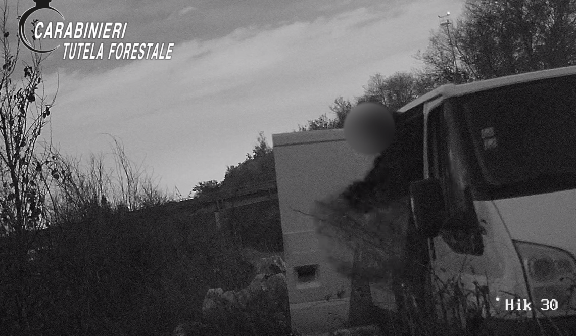 Smaltivano illecitamente rifiuti tessili, sequestrati 6 opifici