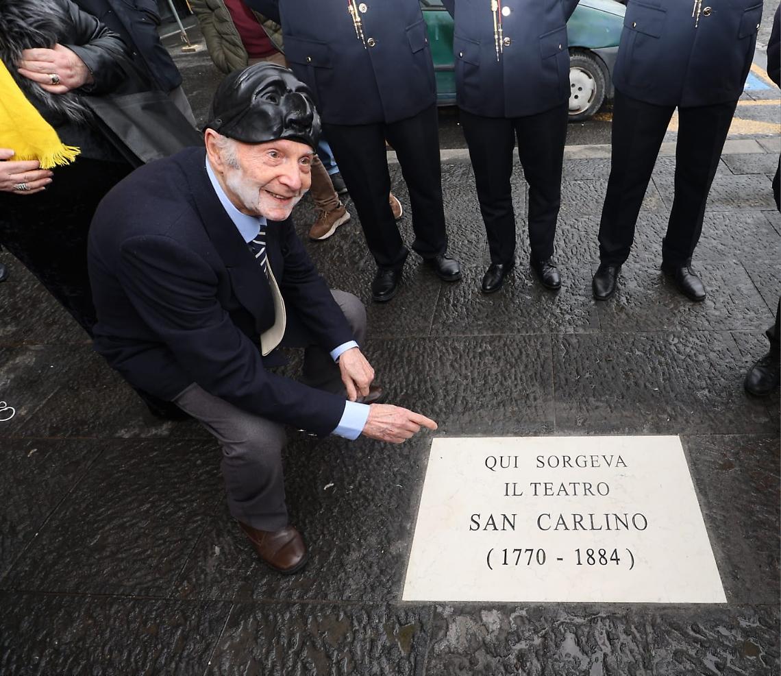 Piazza Municipio, una targa segna il luogo del leggendario Teatro San Carlino