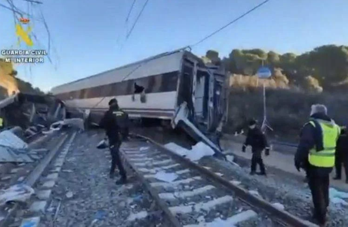 Scontro tra due treni ad alta velocit&agrave; in Spagna, 39 i morti