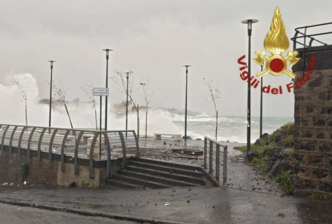 Maltempo, ciclone Harry flagella la Sicilia. Sindaco di Catania: &laquo;Restate a casa&raquo;. A Linosa onde alte 7 metri