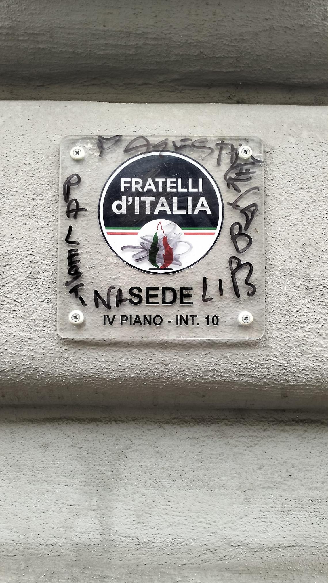 A Napoli imbrattata la targa della sede di Fratelli d'Italia