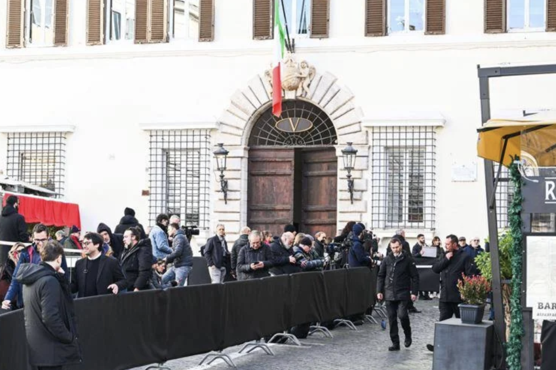 Valentino, secondo giorno di camera ardente in attesa dei funerali